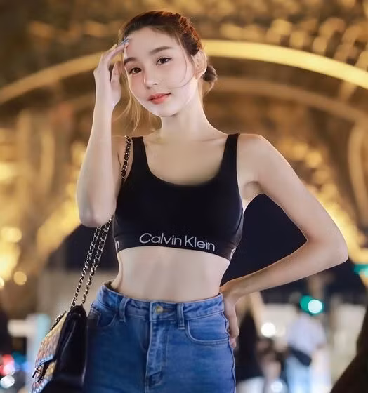 Dù chỉ là nội y thể thao nhưng cũng che kín những phần nhạy cảm, không khiến người khác phải "đau mắt".