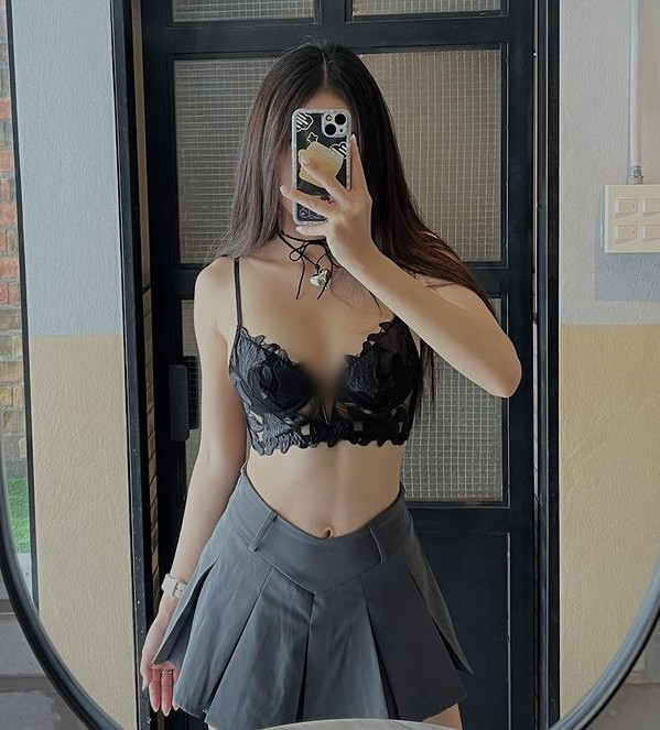 Dù giúp hot girl khoe được dáng vóc bốc lửa của mình nhưng bộ trang phục này lại khiến nhiều người nhìn phải ngại thay.