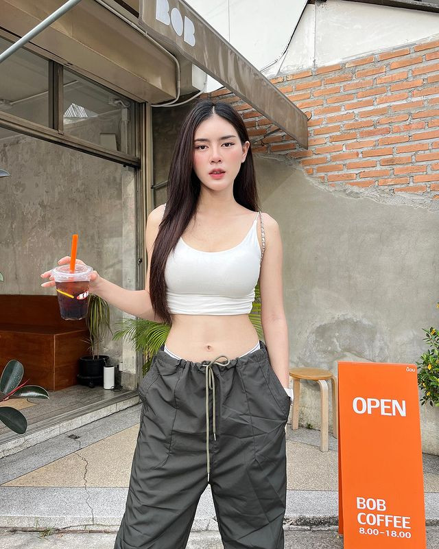 Theo những người hâm mộ trung thành của Pin Hola, cô nàng vốn có lợi thế ngoại hình, hơn hẳn những hot girl khác.