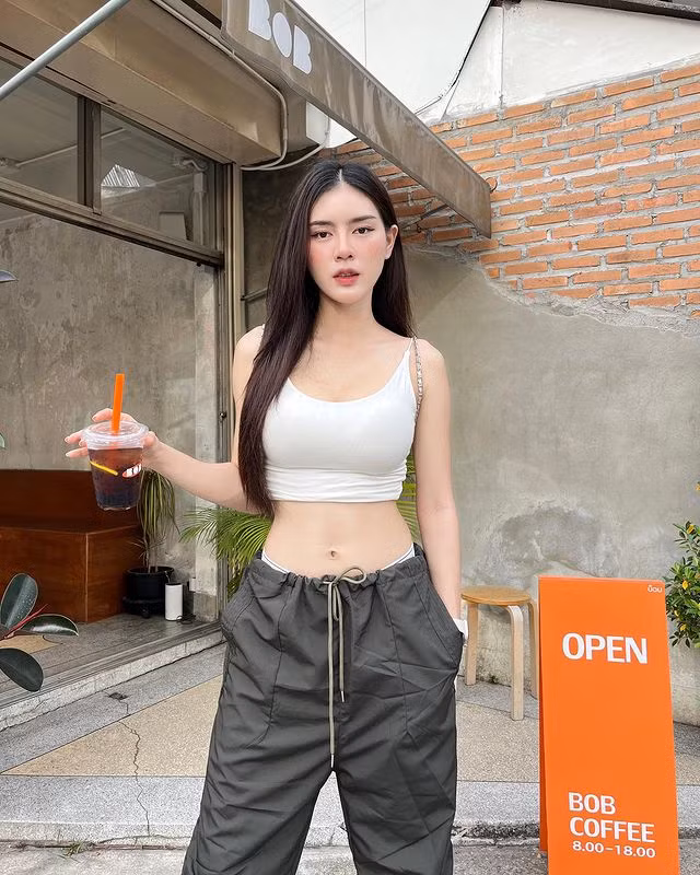 Theo những người hâm mộ trung thành của Pin Hola, cô nàng vốn có lợi thế ngoại hình, hơn hẳn những hot girl khác.