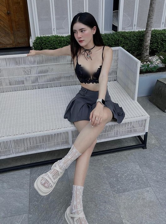 Nhiều người cho rằng trang phục của Pin Hola quá hở hang, thậm chí chiếc áo của cô nàng diện chỉ là chiếc áo nội y không hơn không kém.