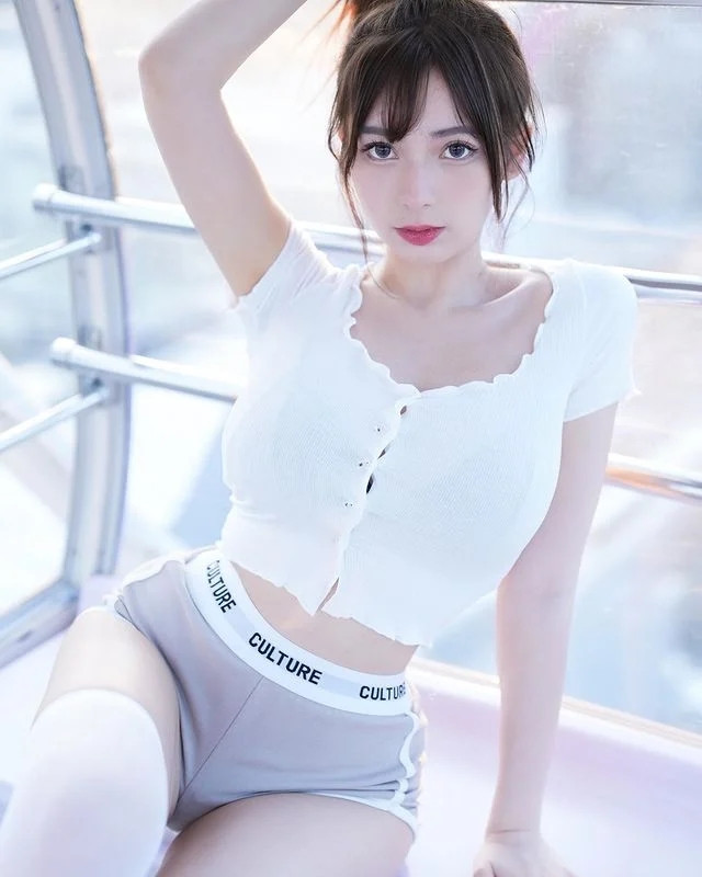 Gu thời trang của Thư Thư được đánh giá khá cao, cô nàng rất biết cách chọn trang phục làm nổi bật phần thân trên đầy đặn, tròn trịa và vòng eo thon gọn của mình.