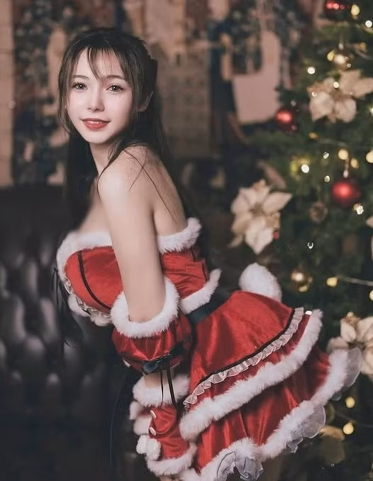 Trước đó chỉ vài ngày, Thư Thư cũng khiến cộng đồng mạng xôn xao khi hoá thân thành nàng thỏ Giáng sinh vô cùng xinh đẹp.