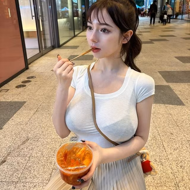 Lý do là bởi mọi người cho rằng Thư Thư mặc quá hở hang, thiếu vải so với độ tuổi của mình.