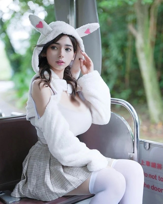 Mới đây, những hình ảnh người đẹp Thư Thư bất chấp trời lạnh, diện đồ khoe vòng một gợi cảm gây được sự chú ý lớn.