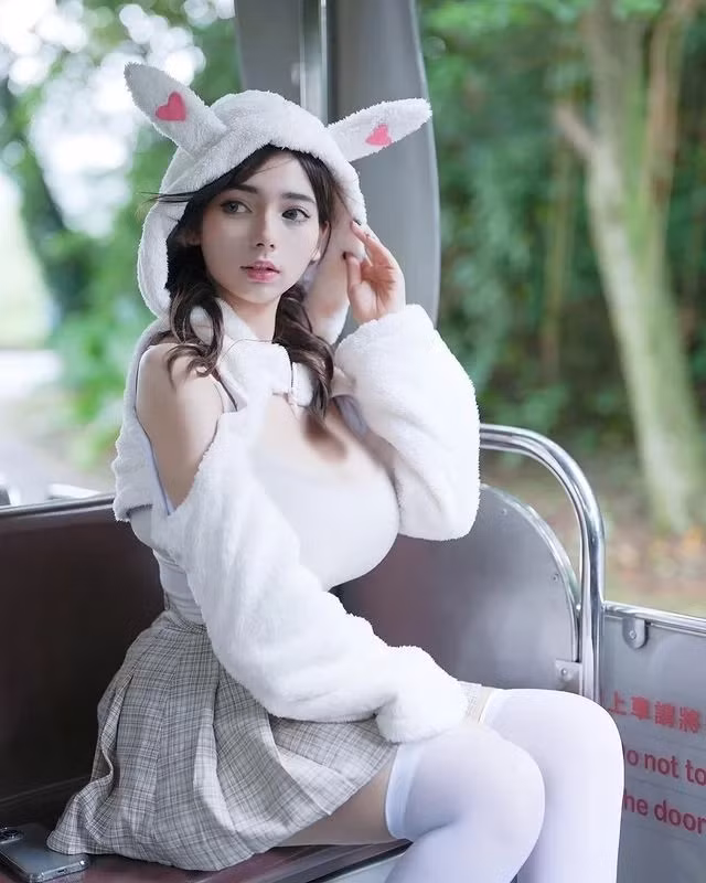 Mới đây, những hình ảnh người đẹp Thư Thư bất chấp trời lạnh, diện đồ khoe vòng một gợi cảm gây được sự chú ý lớn.