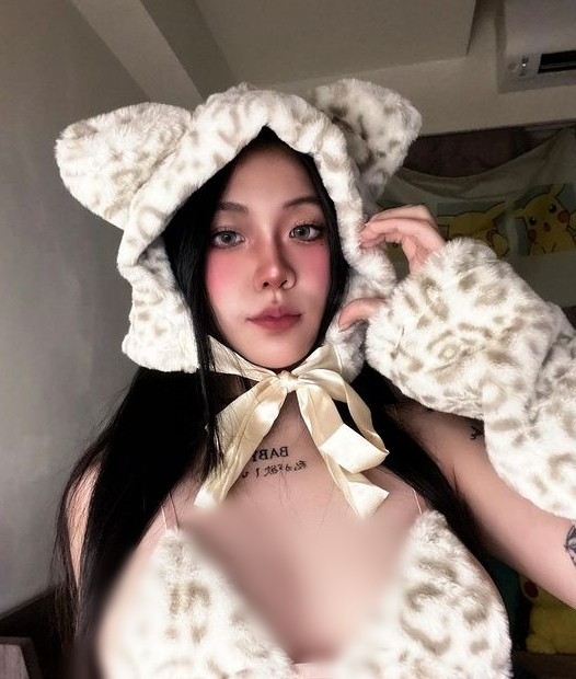 Trước đó, cô nàng từng gây xôn xao khi hoá thân thành nàng báo tuyết, khoe đường cong quyến rũ.