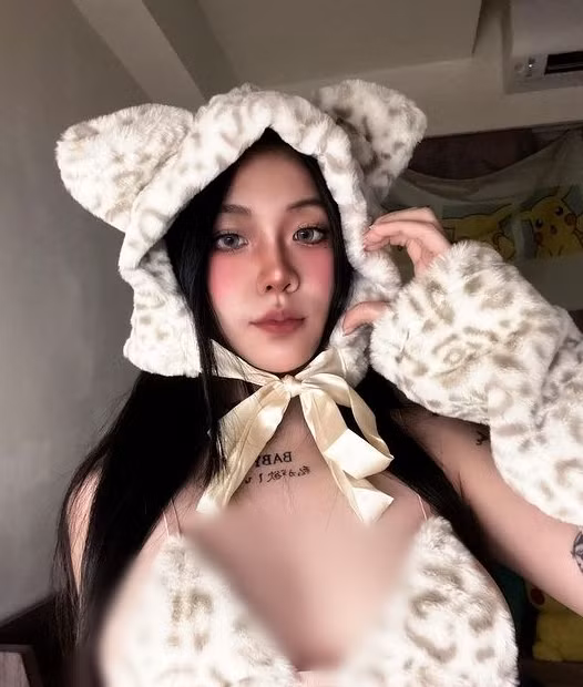 Trước đó, cô nàng từng gây xôn xao khi hoá thân thành nàng báo tuyết, khoe đường cong quyến rũ.