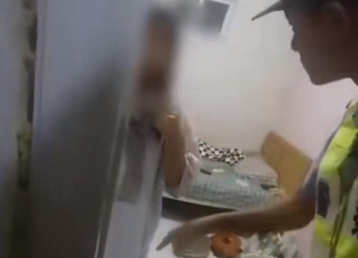 Nghe tieng dap cua la lung, phat hien chuyen kinh hai nha hang xom