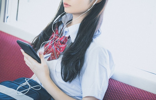 Song chung voi nu sinh, thay giao co gia dinh nhan qua dang