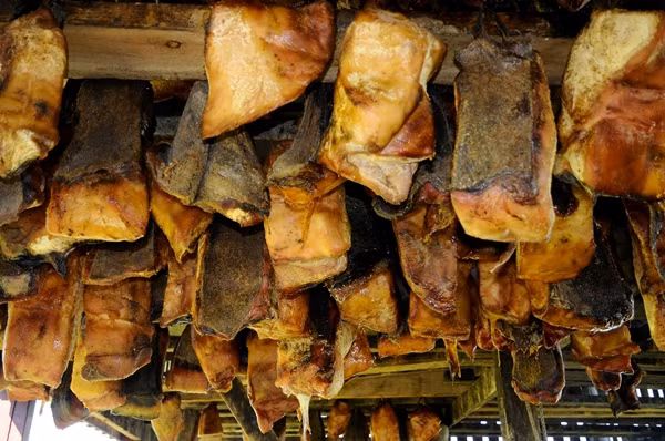 Trong khoảng thời gian phơi, thịt sẽ bắt đầu rữa ra, lớp axit uric độc hại dần tan. Công đoạn phơi khô sẽ kết thúc khi thịt có đủ mùi và lớp vỏ bên ngoài hình thành màu nâu giòn.