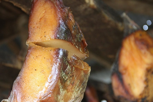 Tuy vậy, nếu như bịt mũi lại, chỉ ăn mà không ngửi thì món này khá ngon, thịt mềm và ngọt.