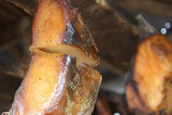 Tuy vậy, nếu như bịt mũi lại, chỉ ăn mà không ngửi thì món này khá ngon, thịt mềm và ngọt.