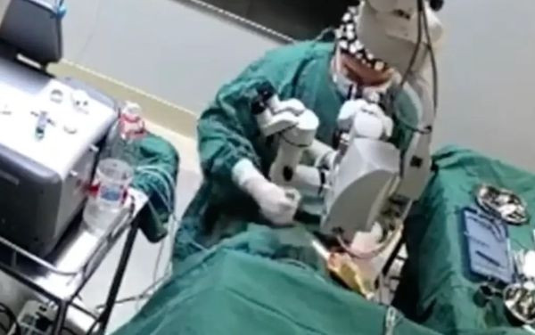 Benh nhan khong nghe loi, bac si tat manh ngay khi phau thuat