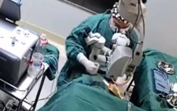 Benh nhan khong nghe loi, bac si tat manh ngay khi phau thuat