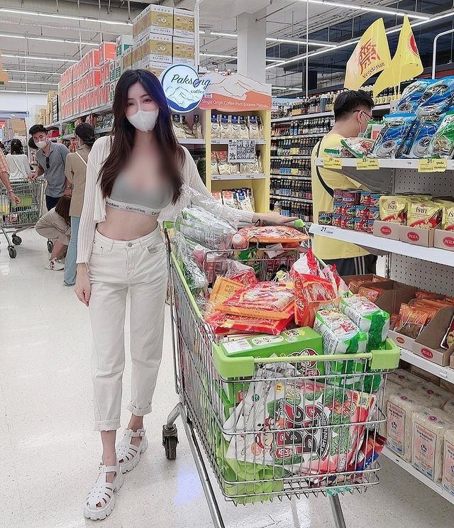 Cô nàng cũng từng bị khóa nick vì đăng tải những hình ảnh không phù hợp.