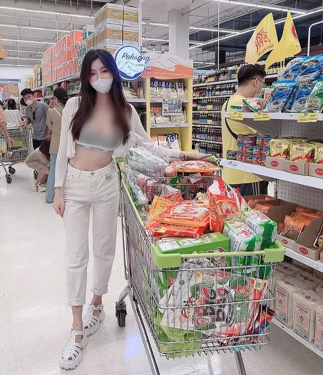 Cô nàng cũng từng bị khóa nick vì đăng tải những hình ảnh không phù hợp.