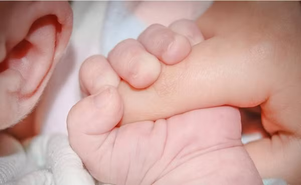 Thuê bảo mẫu trẻ tuổi, mẹ hối hận vì con bị bạo hành dã man Thue bao mau tre tuoi, me hoi han vi con bi bao hanh da man