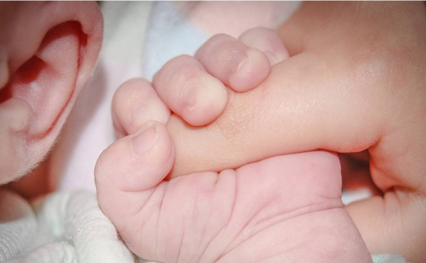 Thue bao mau tre tuoi, me hoi han vi con bi bao hanh da man