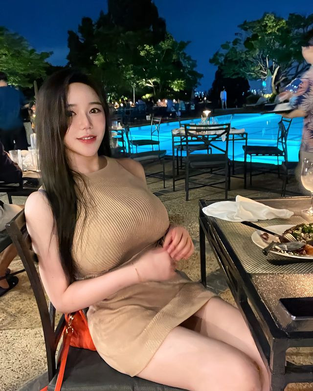 Dù diện đồ kín hay hở, Kim Dasom vẫn biết cách khoe dáng vóc cực hút mắt của mình.