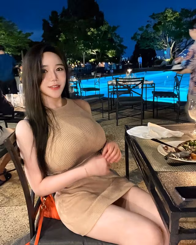 Dù diện đồ kín hay hở, Kim Dasom vẫn biết cách khoe dáng vóc cực hút mắt của mình.