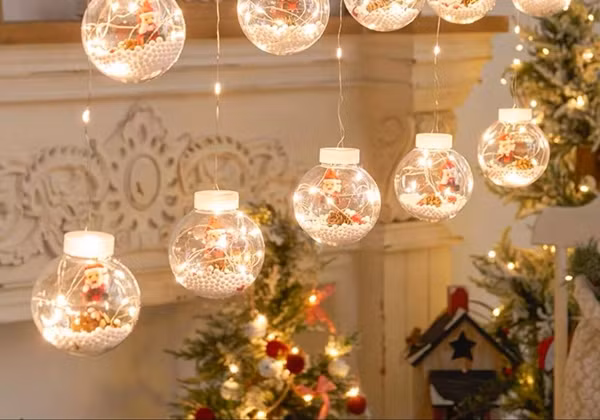 Trang tri cay thong Noel, be trai mat mang vi dieu nay