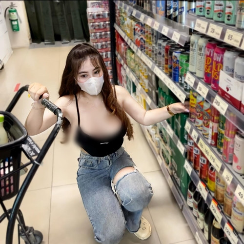 Đa số mọi người đều chỉ trích Nattanicha Pondmp cố tình mặc hở hang, thiếu vải để gây sự chú ý.