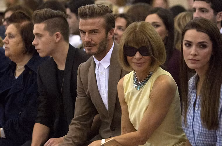 Beckham và con trai cả Brooklyn tới dự show thời trang cổ vũ cho vợ. Hai bố con ngồi ngay hàng ghế đầu chăm chú theo dõi những thiết kế mới nhất của Victoria.