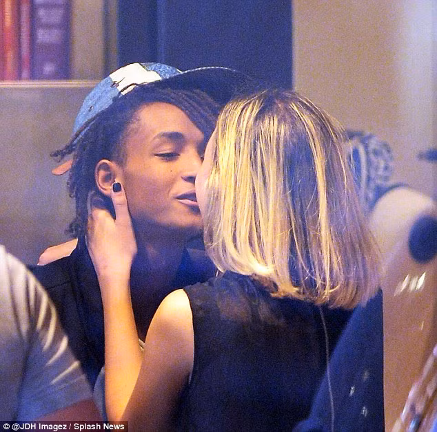 Jaden Smith, cậu con trai lớn 17 tuổi của nam tài tử Will Smith đang rất say sưa với cô người yêu mới, Sarah Snyder hơn cậu 4 tuổi.