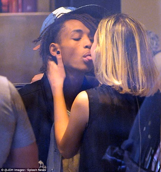 Sau nụ hôn với người yêu tại sự kiện Gypsy Sport Spring 2016, con trai Will Smith lại gây chú ý với màn múa lưỡi ở nơi công cộng rất mùi mẫn với người yêu hơn anh 4 tuổi, Sarah Snyder.