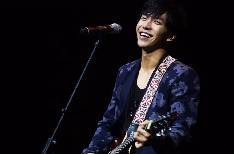 Ngoài vẻ điển trai, nam diễn viên "Bạn gái tôi là hồ ly" còn mê hoặc người khác giới bởi giọng hát ngọt ngào. Anh bước chân vào làng nhạc từ năm 17 tuổi và ghi dấu ấn với những bài hit như "Because You’re My Woman", "Will You Marry Me".