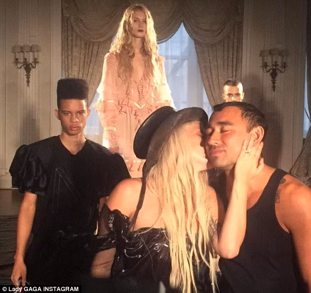 Lady Gaga trao cho nhà thiết kế Nicola Formichetti một nụ hôn trong show thời trang của anh.