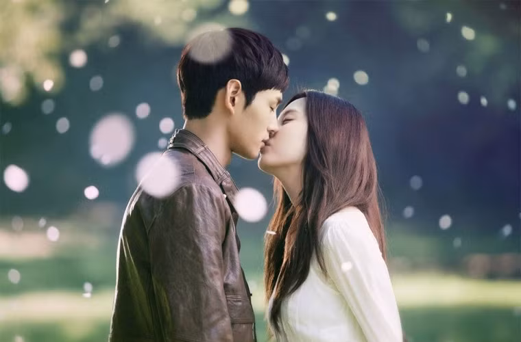 Seohyun nhóm Girls' Generation vào vai Han Yoo Rim, một sinh viên đại học thú y còn Lee Won Geun vào vai Kang Moo Yeol hồi trẻ, khi còn là học sinh trung học trong phim "Passionate Love". Cả hai đã có một mối tình lãng mạn nhưng vô cùng bất hạnh khi nhân vật của Seohyun chết sớm.