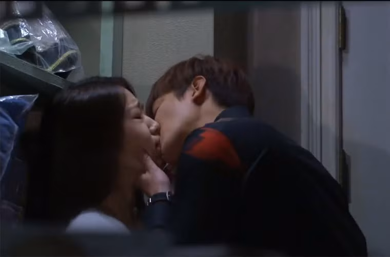 Nụ hôn mãnh liệt của Lee Min Ho dành cho Park Shin Hye khi họ vào vai chính trong phim "Những người thừa kế" (The Heirs).