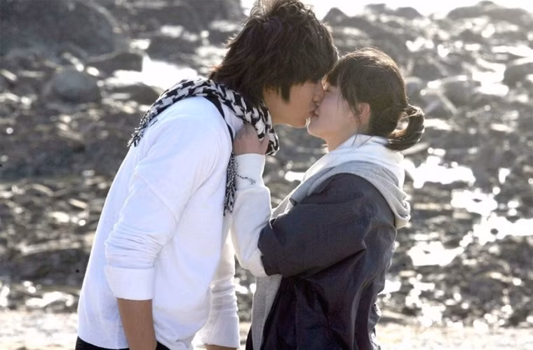 Hình ảnh Lee Min Ho và Goo Hye Sun khóa môi trong "Vườn sao băng".