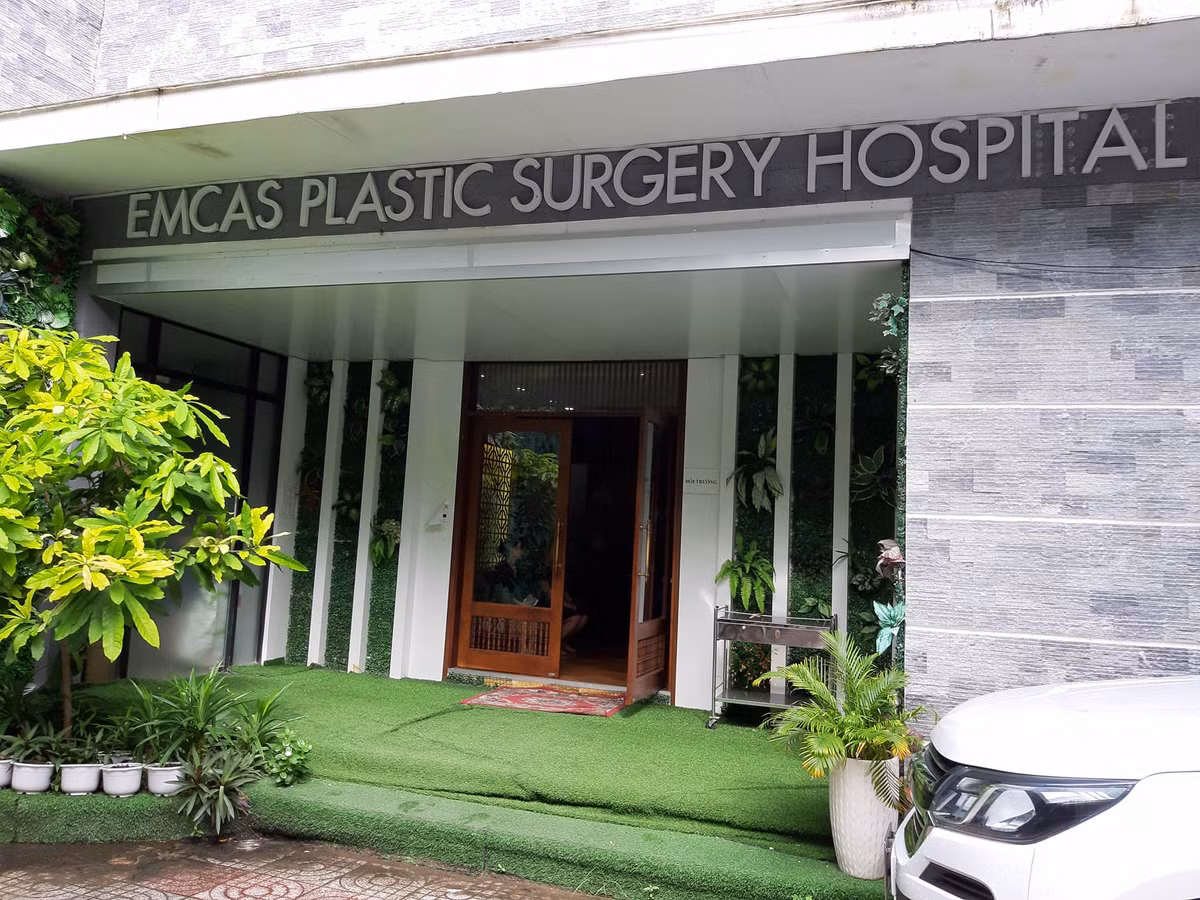 Benh vien Tham my EMCAS van hoat dong sau vu khach hang tu vong khi nang nguc-Hinh-4