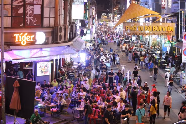 Du khach Bi bi ke gian trom tai san tai khach san o khu pho Tay