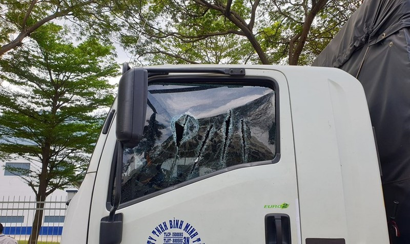 Vụ thanh niên dùng kiếm chặn đầu, chém nát kính ô tô bị xử lý sao? Vu thanh nien dung kiem chan dau, chem nat kinh o to bi xu ly sao?