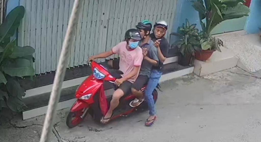 3 tên cướp giật túi xách chứa hồ sơ khai tử ở Sài Gòn 3 ten cuop giat tui xach chua ho so khai tu o Sai Gon