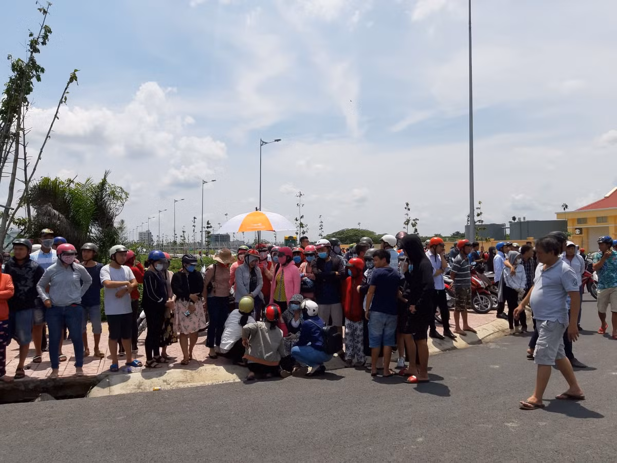 Chiếc xe lao xuống kênh được phát hiện cũng thuộc hãng Mercedes.