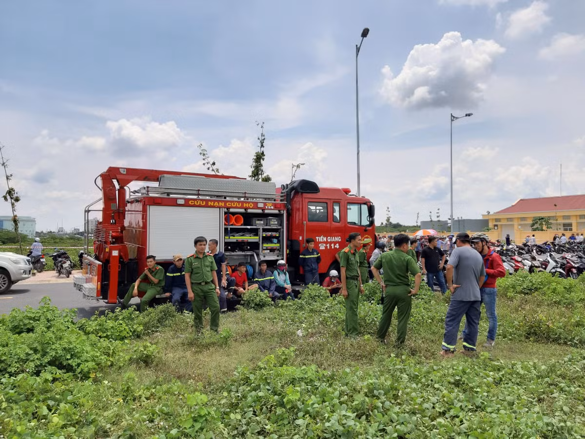 Hien truong truc vot xe Mercedes roi xuong kenh ben trong co 3 thi the-Hinh-2