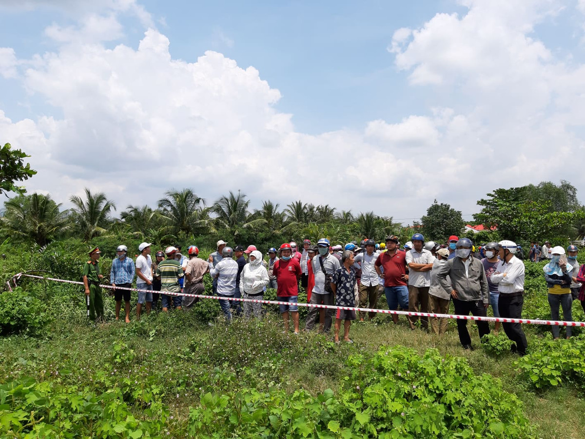 Cơ quan công an đang tiến hành công tác khám nghiệm, đưa các thi thể về trung tâm pháp y phục vụ công tác điều tra.