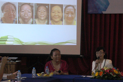 “Ban đầu tôi cứ nghĩ vì mình đang thời kỳ thai nghén nên bị như thế. Tuy nhiên sau khi sinh con, tình trạng gương mặt biến dạng càng lúc thêm tồi tệ khiến tôi thật sự suy sụp, suốt ngày trốn trong nhà để tránh mặt mọi người”, chị nói. Được Báo Khoa Học &amp; Đời Sống phát hiện và hết lòng tìm chuyên gia giúp đỡ, gương mặt chị Tha Ri hiện đã gần như trở lại bình thường sau nhiều tháng điều trị.