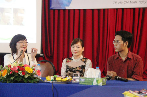 Khách dự tọa đàm cũng gặp gỡ, giao lưu với 2 bạn trẻ từng là nạn nhân của corticoid, bị viêm da nặng nề. “19 tuổi, tôi sống trong ám ảnh khi nhìn gương mặt sần sùi, ghê gớm của mình, cảm thấy bao hoài bão về tương lai như đóng lại, nên đã bị ảnh hưởng kết quả học tập. Nhờ được gặp và điều trị với BS Cẩm Anh, đến nay da mặt tôi đã gần như bình phục, đã lạc quan về cuộc sống”, anh Nguyễn Tuấn Anh, một trong 2 bạn trẻ, chia sẻ.