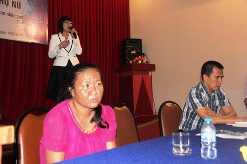 So với những tháng trước, cô gái 29 hóa bà lão Thạch Thị Tha Ri đã tự tin lên rất nhiều khi xuất hiện tại buổi toạ đàm. Nhờ sự nỗ lực kết nối của Báo Khoa Học &amp; Đời Sống, chị đã được các chuyên gia về da liễu chẩn đoán, đều trị bằng thuốc và các phương pháp trị liệu của BS Nguyễn Phúc Cẩm Anh. Ảnh: Bác sĩ Cẩm Anh đang báo cáo về những tác hại của corticoid với sức khoẻ và sắc đẹp.