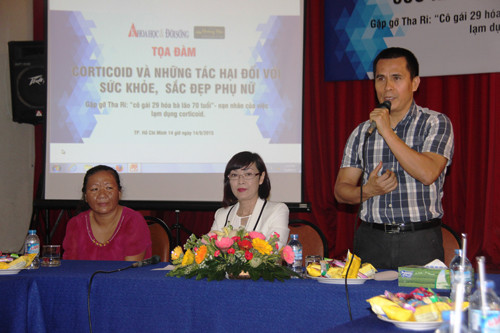 Buổi tọa đàm có sự góp mặt của chị Thạch Thị Tha Ri (Vĩnh Lợi, Bạc Liêu), cô gái 29 hóa bà lão 70 do lạm dụng Corticoid Báo Khoa Học &amp; Đời Sống phát hiện vào tháng 6. Ảnh: Tổng biên tập báo KH&amp;ĐS Nguyễn Minh Quang phát biểu khai mạc buổi toạ đàm, bên cạnh là BS Nguyễn Phúc Cẩm Anh, nguyên giảng viên Đại học Y dược TP HCM và ngoài cùng bên trái là chị Tha Ri.