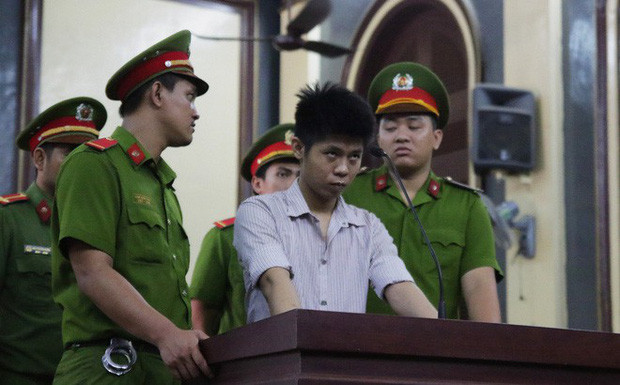 Nghe bà Hồng mắng, Tình rất tức giận liền đi đến góc tủ lấy con dao xếp (mua sẵn trước đó để phòng thân) rồi xông đến đâm 2 nhát vào ngực trái của bà Hồng. Sau đó, Tình tiếp tục đâm hàng chục nhát vào người ông Mai Xuân Chinh và 3 con của ông là cháu Mai Xuân Triệu (13 tuổi), Mai Huyền Diệu (11 tuổi) và cháu Mai Hoàng Diệp (6 tuổi).