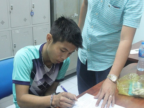 Giữa năm 2017, Tình được người quen giới thiệu vào làm việc cho vợ chồng ông Mai Xuân Chinh (46 tuổi) và bà Mai Thị Hồng (37 tuổi). Vì Tình thường lười biếng, mê chơi game, ăn nhậu tới sáng mới về và không chịu tăng ca nên vợ chồng bà Hồng thường la rầy và có ý định qua tết sẽ không thuê Tình nữa.