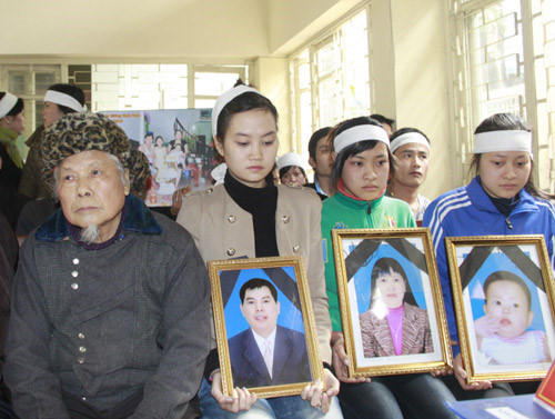 Chiều 31/8, sau 6 ngày lẩn trốn và chỉ sau một ngày cơ quan điều tra phát lệnh truy nã đặc biệt, Lê Văn Luyện đã bị bắt tại Lạng Sơn. Hắn thừa nhận là hung thủ gây ra vụ thảm sát. Trong phiên tòa xét xử mở đầu năm 2012, Lê Văn Luyện bị phạt tổng cộng 18 năm tù về 3 tội danh: Giết người; Cướp tài sản; Lạm dụng tín nhiệm chiếm đoạt tài sản.