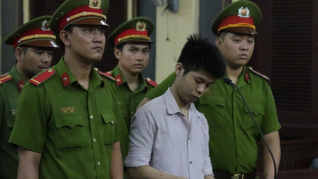 Sau khi thấy cả 5 người trong gia đình anh Chinh đã chết, Tình cướp một điện thoại di động, 1 bộ trang sức, 1 laptop cho vào ba lô, 1 xe máy Wave RSX rồi bỏ đi. Trước khi đi, thấy miệng bà Hồng còn ú ớ nên Tình tiếp tục đâm 1 nhát vào cổ cho chết hẳn.